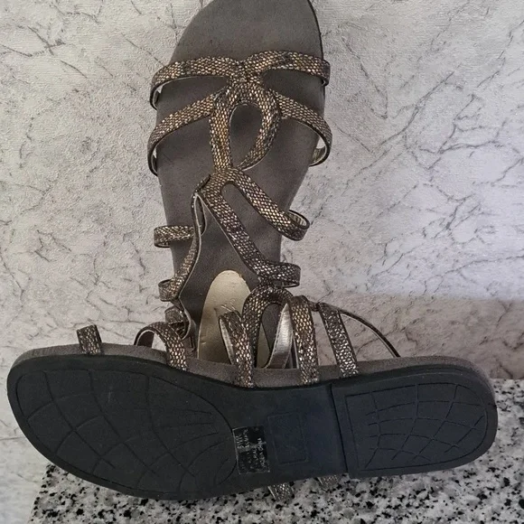 Easy Street flat sandels in bronze and silver in size 6. - Picture 3 of 3